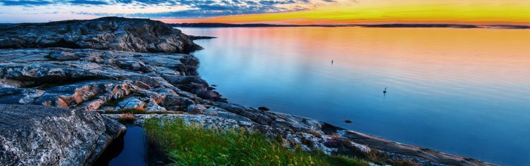 Zonsondergang weerspiegeld in meer - Alles Over Stille Tijd Banier